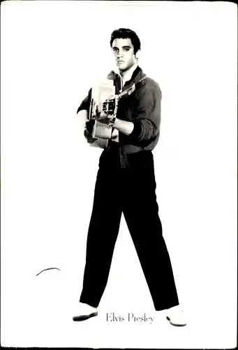 Ak Schauspieler und Sänger Elvis Presley, Standportrait, Gitarre