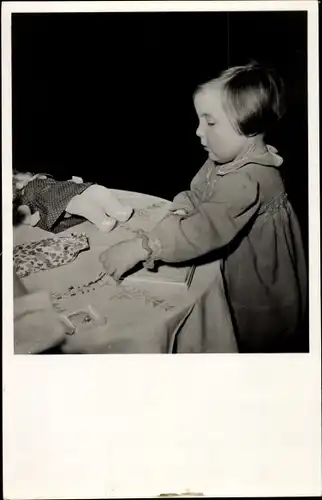 Ak Prinzessin Margriet der Niederlande, Geschenktafel 1946, Puppe