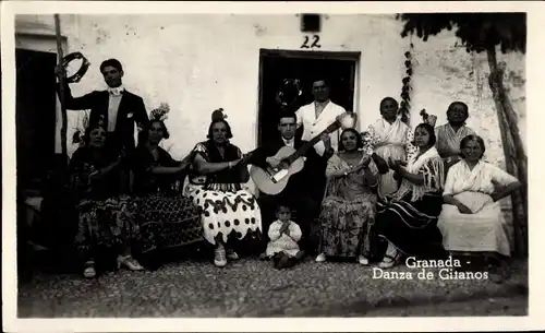 Ak Musiker in spanischer Tracht vor einem Haus, Gitarre