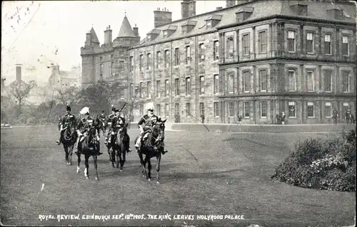 Ak Edinburgh Schottland, der König verlässt den Holyrood Palace
