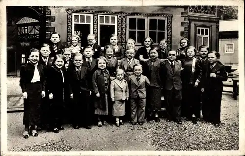 Ak Paris, Internationale Ausstellung 1937, Eine Gruppe der Bevölkerung des Königreichs Liliput