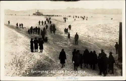 Ak Hansestadt Kiel, Spaziergang auf dem zugefrorenen Kieler Hafen, Winter 1928/29