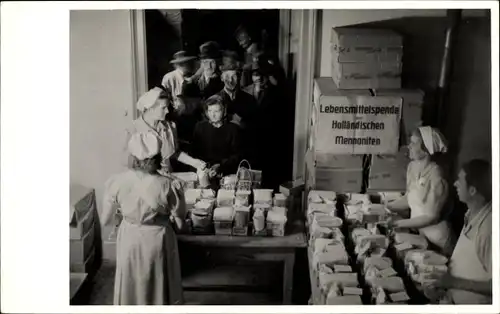 Foto Ak Lebensmittelspende der Holländischen Mennoniten