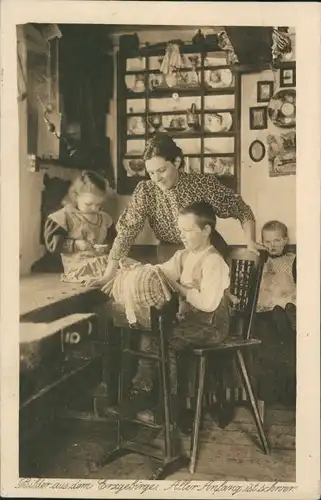 Ak Aller Anfang ist schwer, Erzgebirge, Junge lernt Klöppeln, Mutter, Kinder, Verlag Wilhelm Vogel