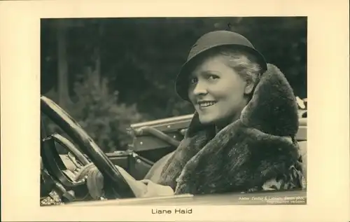 Ak Schauspielerin Liane Haid, Portrait, Auto, Pelzkragen