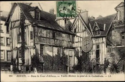Ak Rouen Seine Maritime, Dans la Cour d'Albane, Vieille Maison au pied de la Cathedrale