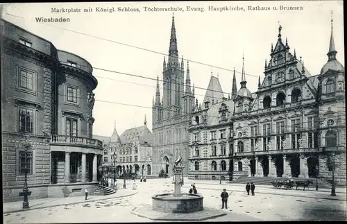 Ak Wiesbaden in Hessen, Königl. Schloss, Töchterschule, Evang. Hauptkirche, Rathaus und Brunnen