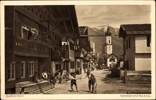 Ak Garmisch Partenkirchen in Oberbayern, Sonnenstraße, Jungen in Lederhosen, Kirche