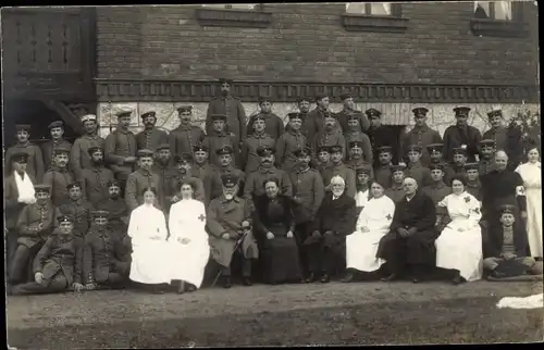 Foto Ak Lechbruck am See Allgäu Schwaben, Markt-Oberdorf, Lazarett, Gruppenfoto, Soldaten