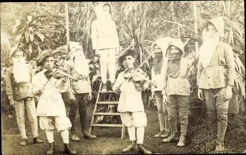 Foto Ak Theaterszene, Kinder in Kostümen, Geigen