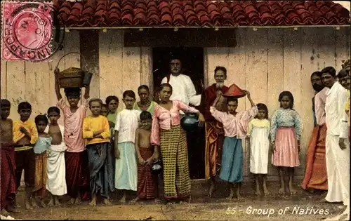 Ak Ceylon Sri Lanka, Einheimische, Gruppenbild, Wohnhaus