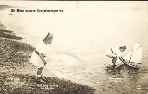 Ak Die Söhne des Kronprinzenpaares mit Modellboot am Strand, Wilhelm, Louis Ferdinand