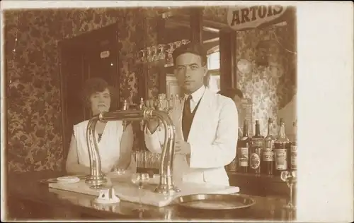Foto Ak Gasthaus, Mann und Frau hinter einem Tresen, Zapfhahn, Kellner