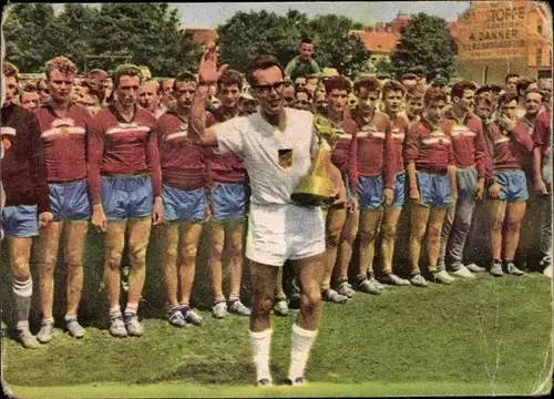 Sammelbild Heinerle, Handball, Weltmeisterschaftself Spielführer Wende mit Weltmeisterschaftspokal