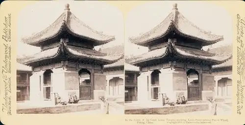 Stereo Foto Beijing Peking China, Großer Lama Tempel, Priester beim Drehen des Gebetsrades