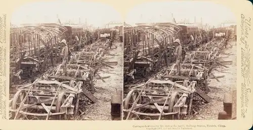 Stereo Foto Tianjin Tientsin China, Bahnhof, Während der Schlacht zerstörte Eisenbahnwaggons