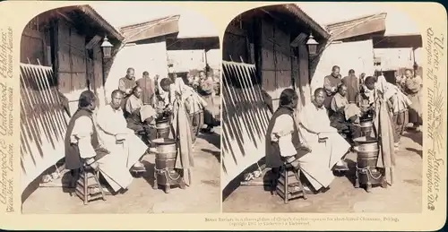 Stereo Foto Beijing Peking China, Straßenbarbiere, Zöpfe für kurzhaarige Chinesen feilbietend