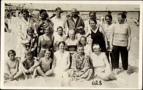 Foto Ak Ostseebad Göhren auf Rügen, Badegäste am Strand