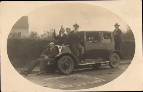 Foto Ak Männer mit einem Automobil