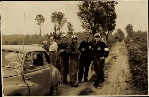 Foto Ak Bergen in der Lüneburger Heide, Rallye, Fahrer mit Automobil