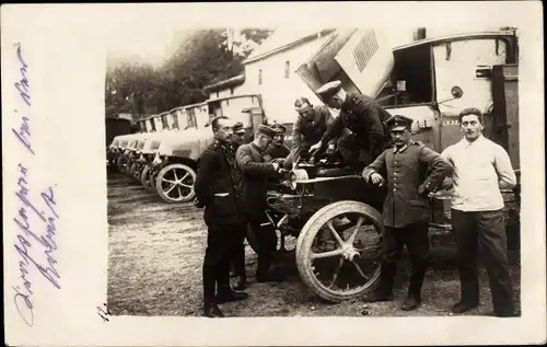 Foto Ak Deutsche Soldaten in Uniformen, Automobile, I WK