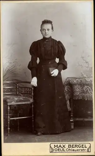 CdV Oleśnica Oels Schlesien, Portrait von einem Mädchen mit Bibel