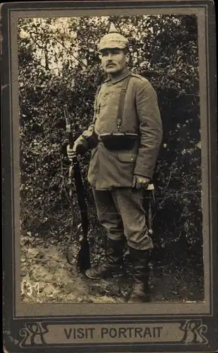 CdV Deutscher Soldat in Uniform, Standportrait, Pickelhaube