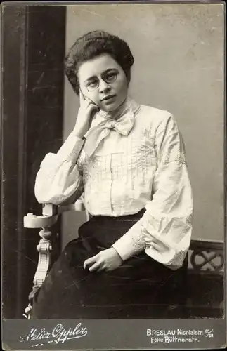 CdV Wrocław Breslau Schlesien, Portrait einer Frau mit Zwicker