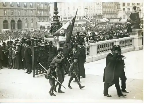 Foto Paris IV., Pfadfinder, Fahne bei der Feier, Rathaus, Herr Galli, 1913