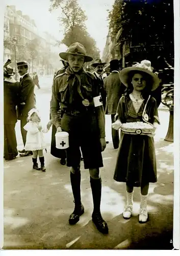 Foto Paris, Fille et Boy Scout vendant la petite fleur au profit de la Croix Rouge du Maroc 1913