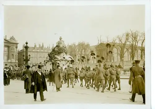 Foto Paris VII., Die Pfadfinder nach ihrem Besuch in Les Invalides, 1913