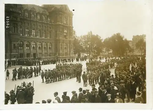 Foto Paris IV., Die Pfadfinder versammelten sich auf dem Place de l’Hotel de Ville, 1913