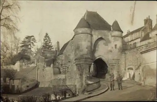 Foto Laon Aisne, Straßenpartie, Tor, Türme, Passanten