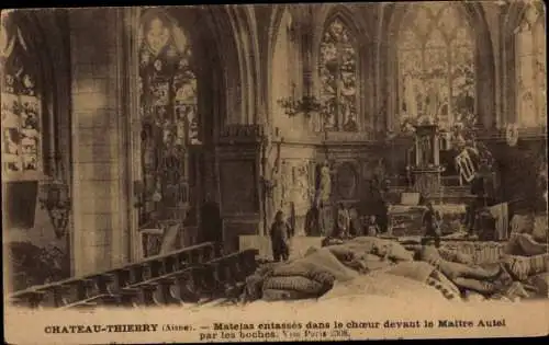 Ak Château Thierry Aisne, Im Chor vor dem Hochaltar stapeln sich Matratzen