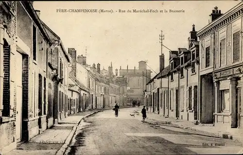 Ak Fère Champenoise Marne, Rue du Marechal-Foch, La Brasserie