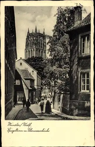 Ak Münster in Westfalen, Spiegelturm, Überwasserkirche, Passanten