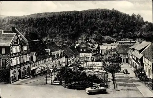 Ak Lautenthal Langelsheim im Oberharz, Marktplatz, Brunnen, Auto, Cabrio