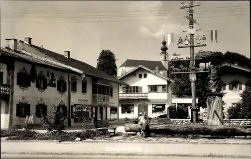 Ak Ruhpolding in Oberbayern, Kirche, Brunnen, altes Haus
