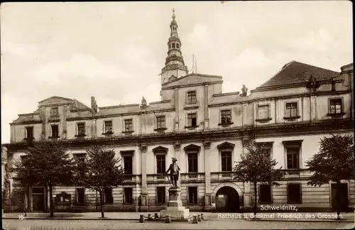 Ak Świdnica Schweidnitz Schlesien, Rathaus und Denkmal Friedrichs des Großen