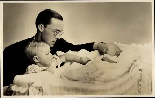 Ak Prinz Bernhard mit Beatrix und Irene, August 1939