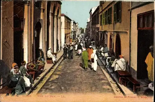 Ak Blida Algerian, Rue du Bey, Straßenpartie im Ort, Araber