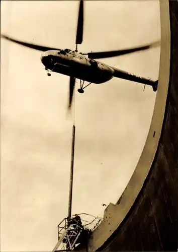 Ak Zentralflughafen Berlin Schönefeld, Interflug, Hubschrauber MI 4, Lastenhubschrauber