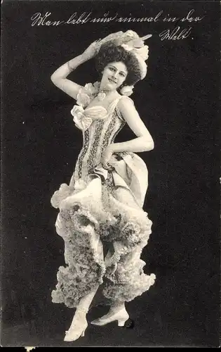 Ak Frau, Standportrait, Hut, Kleid, Blumen