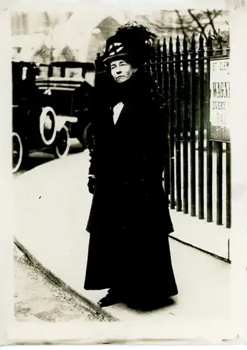 Foto L'Accident d'Epsom, Emily Davison, la Suffragette qui se jeta a la bride du cheval du Roi 1913
