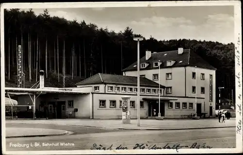 Ak Wiehre Freiburg im Breisgau, Bahnhof, Straßenseite, Litfaßsäule
