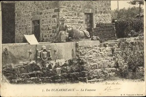 Ak Les Echarmeaux Saône et Loire, La Fontaine, Brunnen, Frau, Löwenstatue