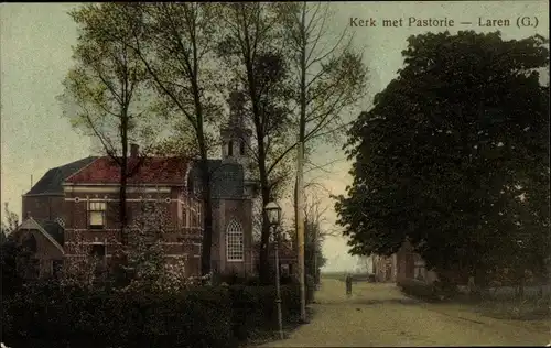 Ak Laren Nordholland Niederlande, Kirche mit Pfarrhaus