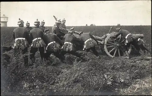 Ak Deutsche Soldaten in Uniformen, Schießübung, Geschütz, Kaiserzeit