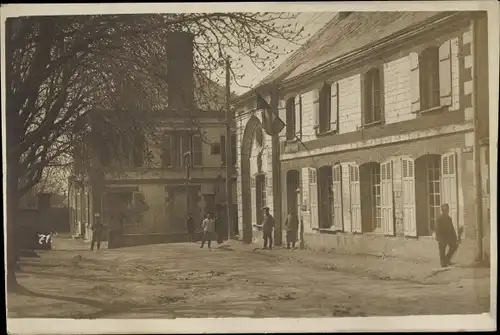 Foto Ak Kriegsjahr 1917, Straßenpartie, Deutsche Soldaten, Häuser