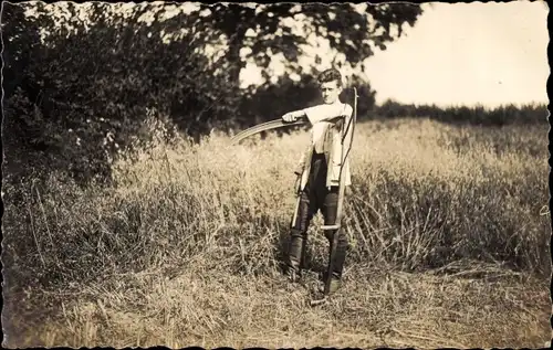 Foto Ak Junger Bauer mit Sense, Landwirtschaft, Getreide